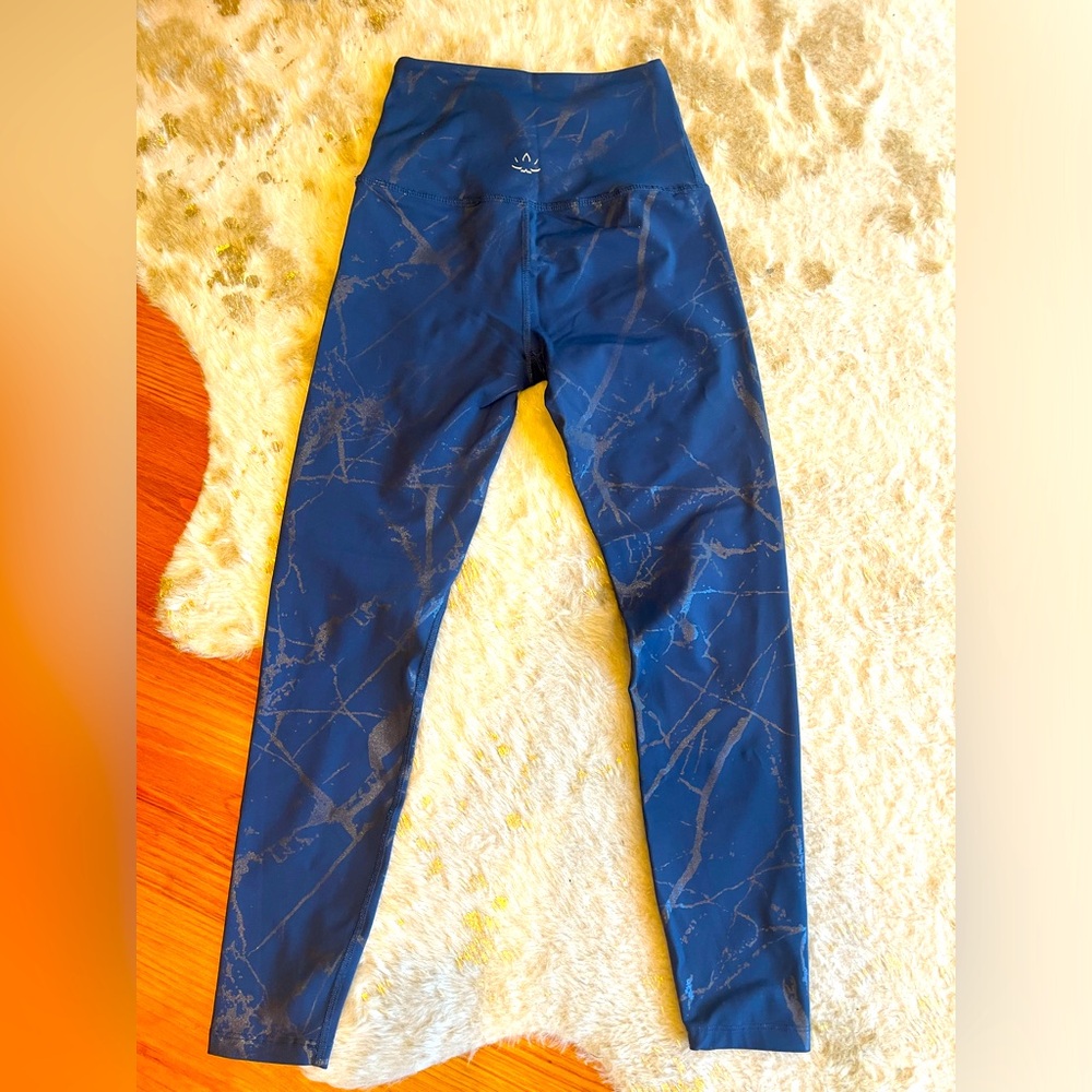 Beyond yoga navy and black gently worn xs leggings